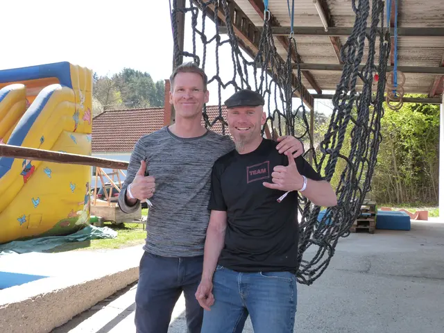 Obmann Roel van Ginneken (rechts), ehemaliger Sportausbildner beim belgischen Bundesheer, mehrfacher Adventure-Run-Sieger und Finalist bei Ninja Warrior Austria freute sich mit seinem Team über die zahlreichen Gäste.  | Foto: Vanessa Wittmann