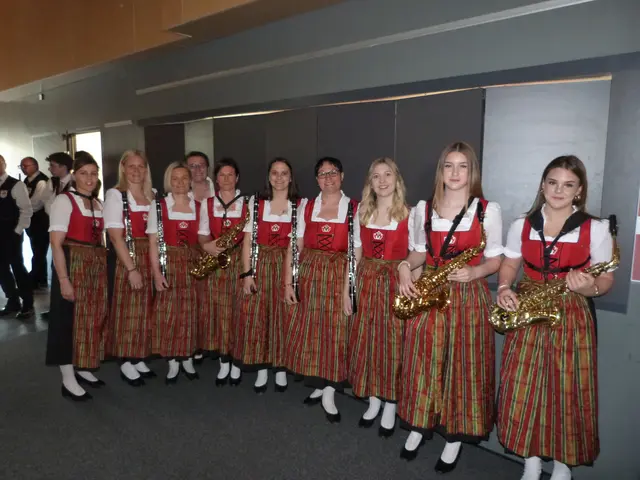 Die Mädls bereiteten sich auf ihren großen Auftritt beim Frühlingskonzert des Musikvereins Heimatklänge Draßmarkt vor.   | Foto: Vanessa Wittmann