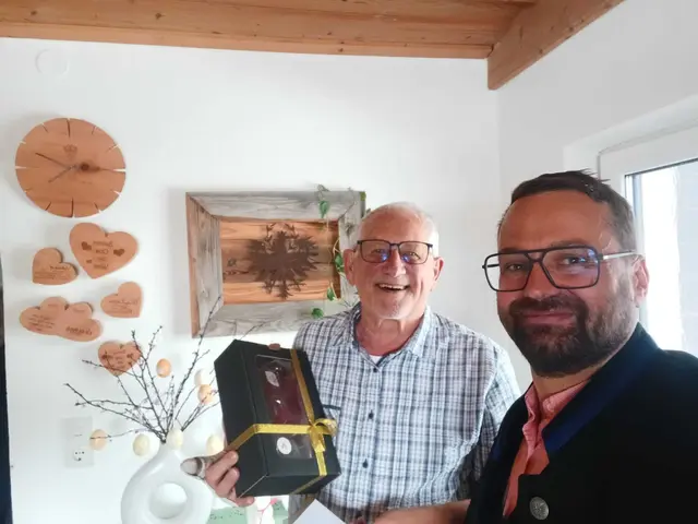 Bürgermeister Matthias Fink überbrachte persönlich die besten Glückwünsche der Gemeinde. | Foto: Gemeinde Wildermieming 