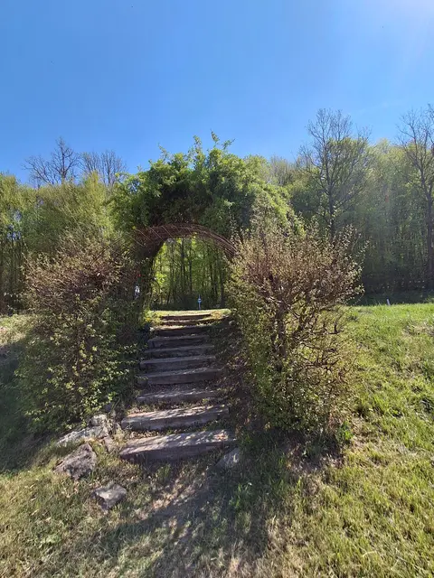 Durch den Bogen hindurch, Straße überqueren und gleich  | Foto: Gold Michaela