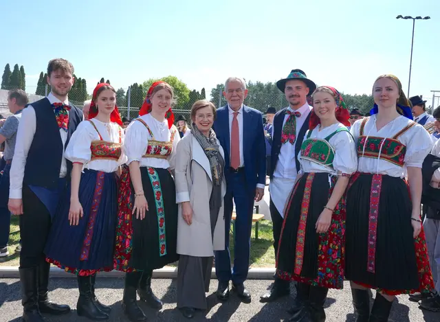 Die Stinatzer bereiteten für das österreichische Staatsoberhaupt und dessen Gattin ein Fest mit viel Folklore.  | Foto: MeinBezirk/Elisabeth Kloiber