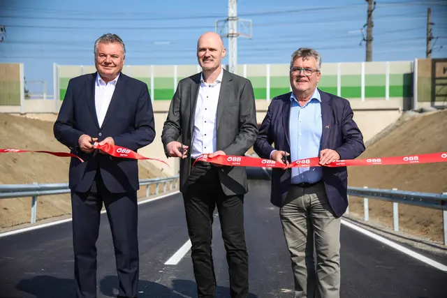 Die neue Unterführung in Marchtrenk wurde von Landesrat Günther Steinkellner, mit ÖBB-Projektleiter Heinz Dudek, und Bürgermeister Paul Mahr eröffnet. | Foto: laumat.at