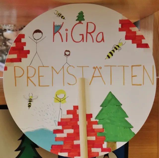 Das Logo des neuen Kindergemeinderates wurde von Fanni Nograsek gezeichnet und lehnt sich an das Wappen von Premstätten mit Kaiserwald, Bienen und Ziegelbau an. Es ziert u.a. auch die neuen T-Shirts für den Kindergemeinderat. | Foto: Edith Ertl