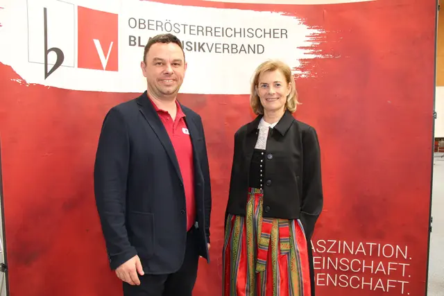 Bezirkskapellmeister Arnold Renhardt mit Landtagsabgeordnete Doris Staudinger. | Foto: OÖ Blasmusikverband/Staudinger