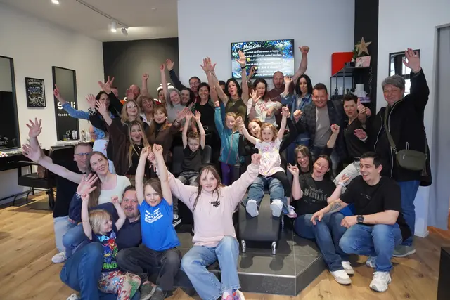 Die Familie und engen Freunde standen immer hinter der frischgebackenes Salonbesitzerin.  | Foto: AMG