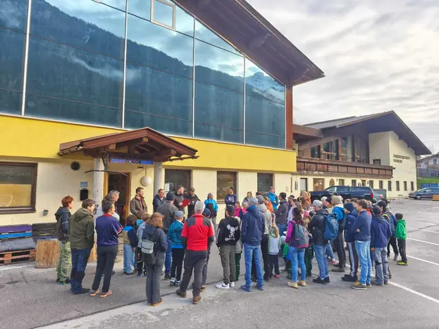Auch in Neustift versammelte man sich zur Flurreinigung.  | Foto: Stubai klaubt auf