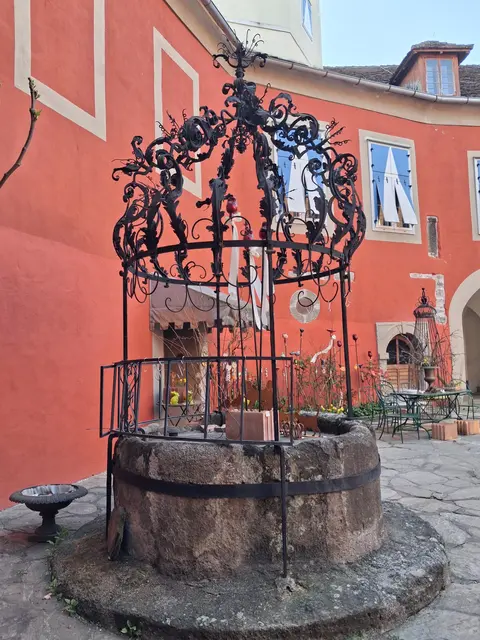 Schauen uns den Innenhof an, wo es auch eine Gastronomie gibt | Foto: Gold Michaela