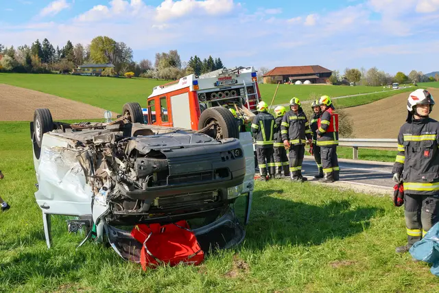 Drei Verletzte bei schwerem Crash zwischen Pkw und Kleinbus