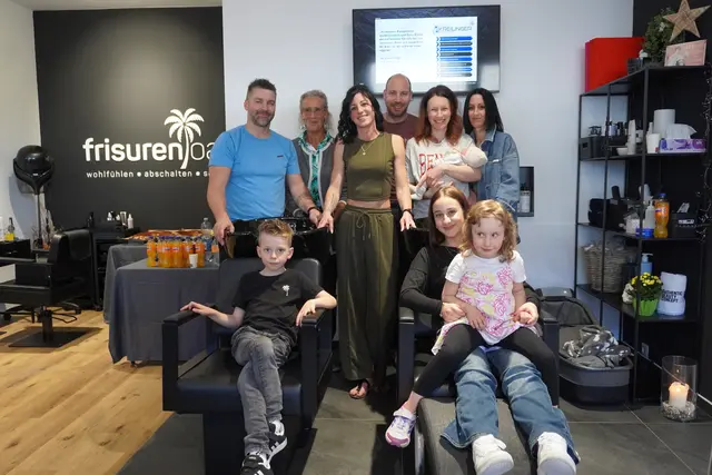 Im Kreise ihrer Liebsten feierte Sandra Kreilinger kürzlich die Eröffnung ihrer "Frisurenoase" in Axams.  | Foto: AMG