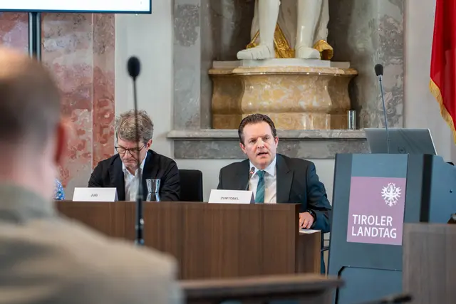 Die Abgeordneten tauschten sich dabei etwa mit LR René Zumtobel aus.  | Foto: Tiroler Landtag/Oswald