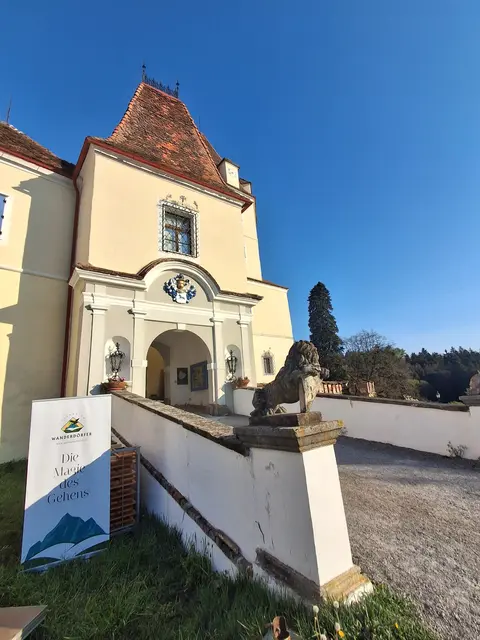 Wir gehen durch das Eingangstor | Foto: Gold Michaela