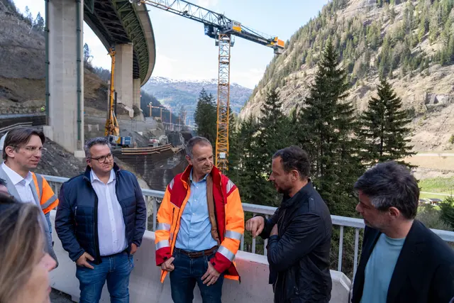 Lokalaugenschein bei der Baustelle der neu zu errichtenden Lueg-Brücke. | Foto: Tiroler Landtag/Oswald