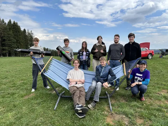 Die Schülerinnen und Schüler mit Annemarie Krenn, einer Lehrerin des BRG Kepler, beim siebten KTT auf der Koralm. | Foto: MeinBezirk/Katrin Löschnig