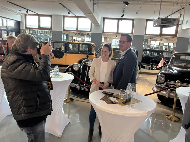 Fotograf Franz Baldauf in Action. Hier fotografierte er FPÖ-Gemeinderat Manuel Bugnar mit Partnerin. | Foto: Zezula