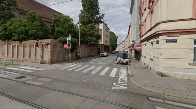 Radlerin prallt gegen Auto und wird lebensgefährlich verletzt