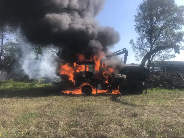 Lichterloh brannte der LKW im Grazer Bezirk Puntigam. | Foto: Berufsfeuerwehr Graz