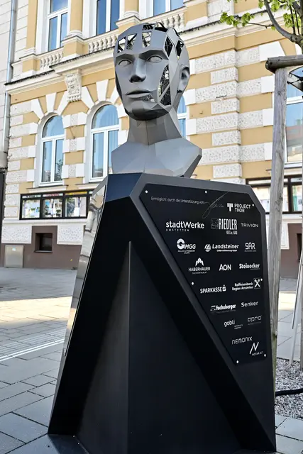 Effektvoller Werbeträger für die Landesausstellung im Landesklinikum Mauer im Zentrum der Stadt Amstetten. "Ein großes Danke an die Amstettner Wirtschaftstreibenden. Sonst wäre das Projekt nicht umsetzbar gewesen", so Designerin und Gemeinderätin Sandra Friedl-Brenner. | Foto: Hans-Peter Kriener