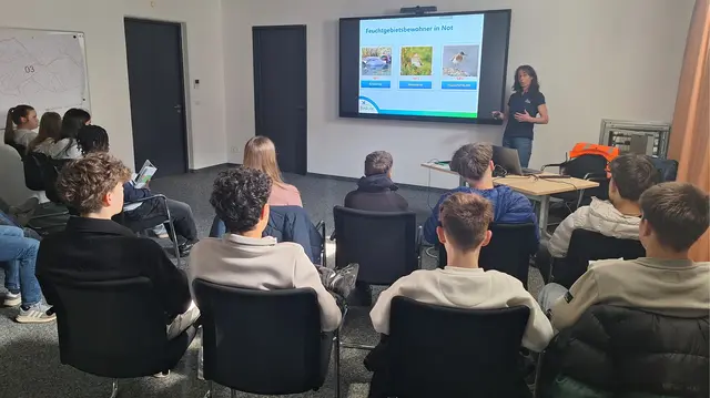 Katharina Bergmüller, BirdLife Österreich, informierte die Poly-Schüler:innen und das GWT-Team über den Vogelschutz in Österreich. | Foto: GWT