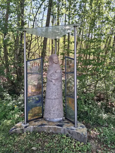 beginnt der Zwergerlweg. Leider hab ich nicht gelesen, was es mit dieser Skulptur auf sich hat. | Foto: Gold Michaela