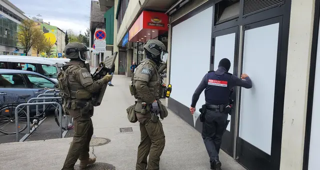 Festnahme und drei Hausdurchsuchungen in Tirol