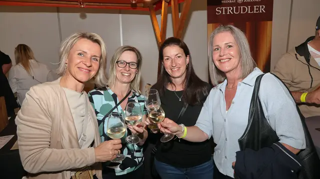 Gute Weine und beste Stimmung bei Wein &amp; Kulinarisches in Attnang-Puchheim. | Foto: Helmut Klein
