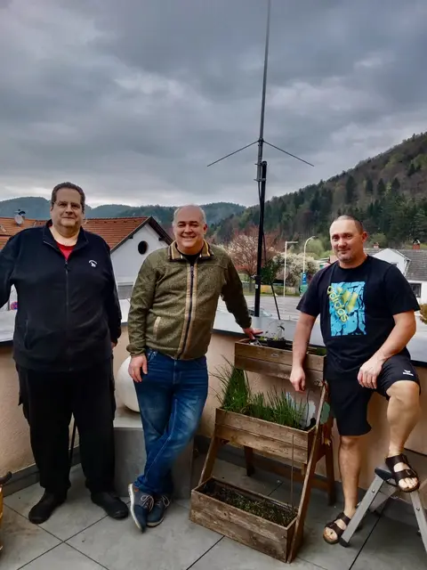 Funkstation im Gemeindeamt Warth fertig eingerichtet. 
Funkamateure Bernhard Peinsipp und Oliver Fritz sind bereit. | Foto: Elisabeth Peinsipp