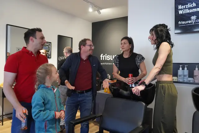 Die Begegnungen mit den Menschen ist der Friseurin nicht nur bei der Eröffnungsfeier wichtig.  | Foto: AMG