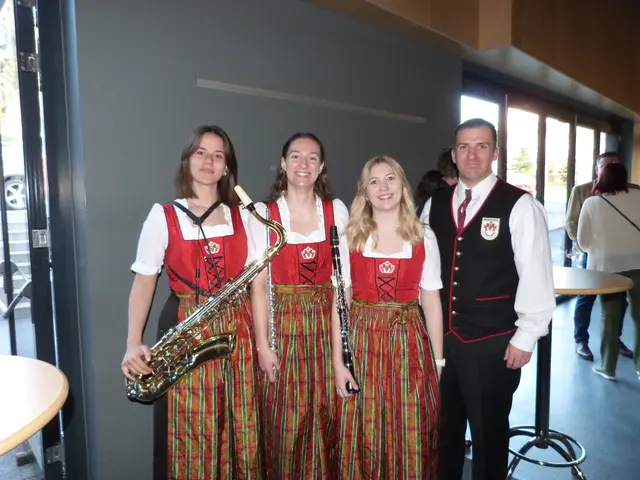Die Mitglieder des Musikvereins Heimatklänge Draßmarkt versammelten sich in der Sport- und Veranstaltungshalle Neutal, um ein klangvolles Fest zu feiern.  | Foto: Vanessa Wittmann