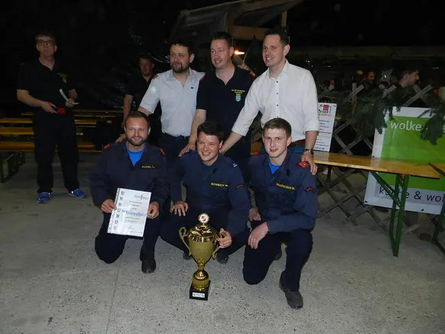 Lorenz REUML;Michael Schibich, Stefan Rauchecker vore, Hinten  KNT Berhard Zöllner. Rupert Bauer, Bgm jürgen Rummel, Die siegreiche Feuerwehr Stössing | Foto: Heribert Punz