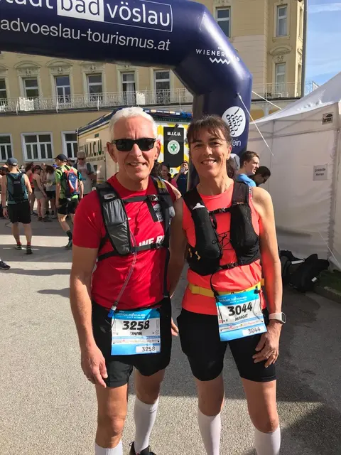 Margit und ihr Mann Sinan, der sie 2016 zum Laufen animierte. Lindkogel Trail 2024. | Foto: privat