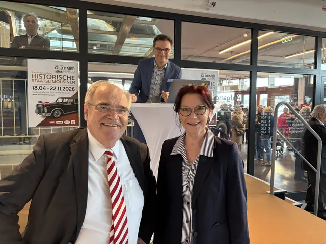 Ausstellungskurator, Ex-Vizekanzler Wolfgang Brandstetter vor Beginn mit Moderator Christian Schützl und Fehrs Pressemanagerin Karin Lacchini. | Foto: Zezula