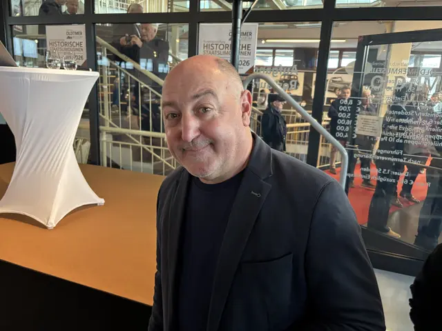 Kabarettist und TV-Mann Rudi Rubinek ist Stammbesucher im Oldtimermuseum. | Foto: Zezula