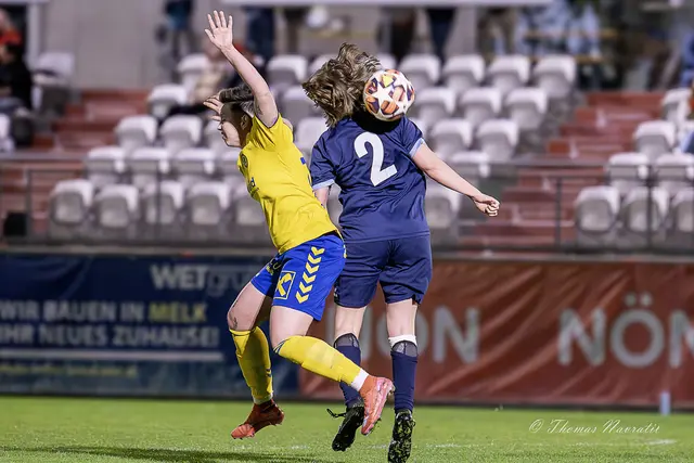 Kopfballduell: Sandra Halbmayer setzt sich gegen ihre Gegenspielerin durch | Foto: Thomas Navratil