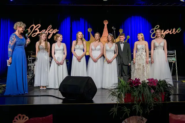 Großartiges Team: Direktorin Barbara Graber samt dem Ballkomitee Sophie Karnel, Luisa Trenk, Johanna Jamnig, Madeleine Lebitschnig, Katharina Kraimer, Romy Noack, Marco Schifferl und Lena Strutzmann.