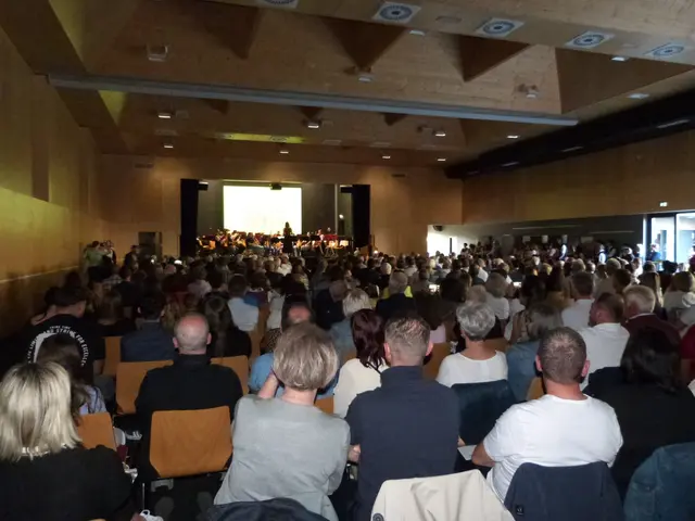 Die Sport- und Kulturhalle war trotz ihrer Größe bis auf den letzten Platz besetzt. Ein Zeichen für die klangvolle Musikvielfalt des Musikvereins.  | Foto: Vanessa Wittmann