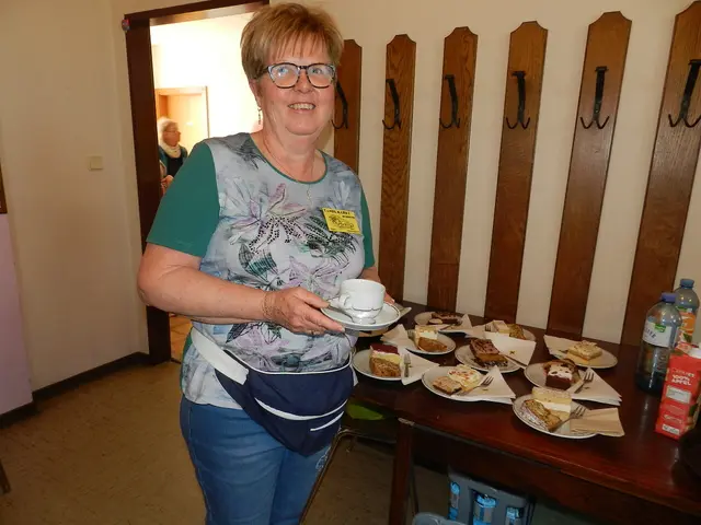 Maria Leodtler wer genug vom Stöbern hatte bekamm einen guten Kaffee und Kuchen | Foto: Heribert Herr Punz