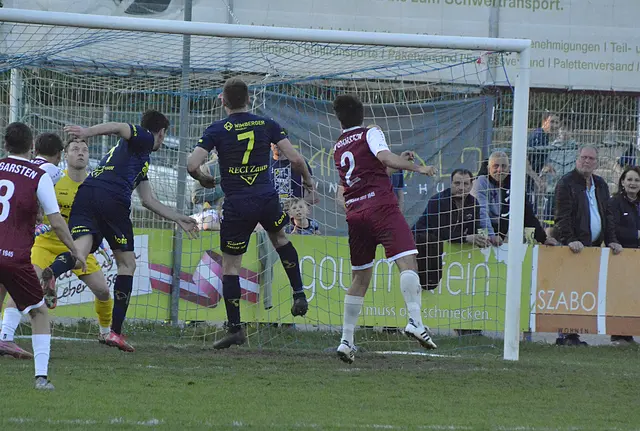 der Tabellenzweite musste gegen den SC mit 0:3 Federn lassen.