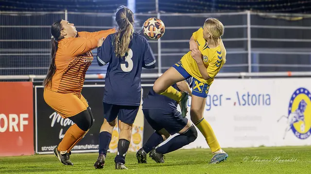 Starke Szene: Julia Mrskos (Orange) mit einer ihrer starken Paraden | Foto: Thomas Navratil