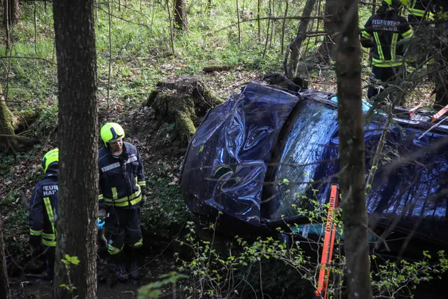 Verkehrsunfall Auto nach schwerem Verkehrsunfall auf Nibelungenstraße bei Haibach ob der Donau im Bachbett gelandet