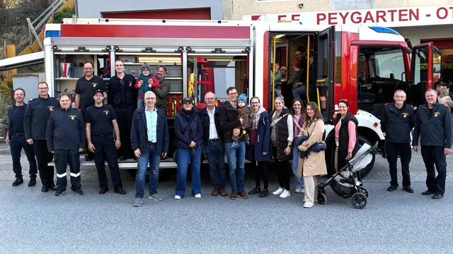 Das neue Feuerwehrlöschfahrzeug wurde von der Bevölkerung und den Feuerwehrleuten in Empfang genommen. | Foto: Franz Fichtinger