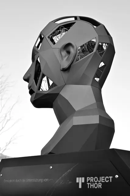 Über die Dauer der Ausstellung (noch bis 8. November 2026) wird das Kunstobjekt von Project Thor in Amstetten noch optisch verändert werden. | Foto: Hans-Peter Kriener