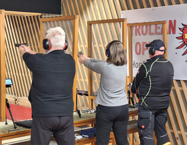 Elke Pickert (Mitte - SG Schwoich) holte Platz eins im 60-Schuss Programm der Frauen. | Foto: Siegmund Auer