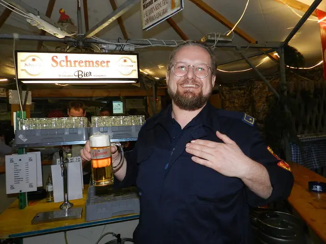 Mario Schmidt Serviert  Immer ein Kühles Bier | Foto: Heribert Punz