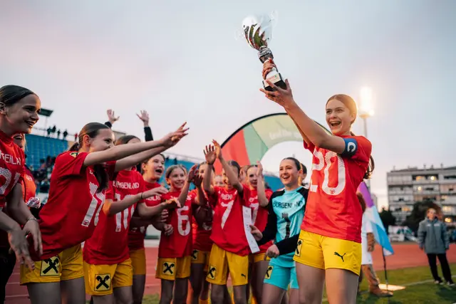 U14-Kapitänin Nora Schermann übernahm den Siegerpokal des internationalen Turniers in Medulin. | Foto: fotojob_philipp