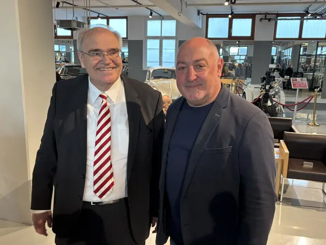 Zwei Oldtimer-Liebhaber: Wolfgang Brandstetter und Rudi Rubinek. | Foto: Zezula