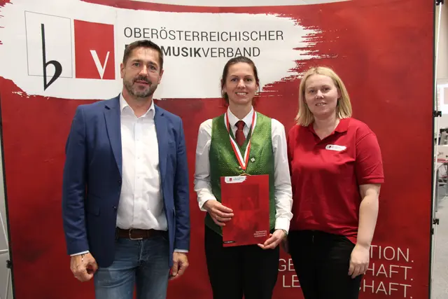 Kapellmeisterin Claudia Sobolik vom Musikverein der Pfarrgemeinde Windischgarsten mit Landeskapellmeister Günther Reisegger und Bezirksobfrau Stefanie Meiseleder | Foto: OÖ Blasmusikverband/Staudinger