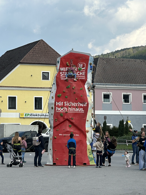 Viele Kinder und Jugendliche probierten ihr Können an der Kletterwand aus. | Foto: Jana Zuser