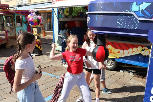 Food & Fun Festival mit Riesenrad, Ringelspiel und Rutsche