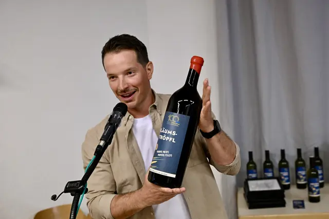 Das "Jubiläumströpferl" wurde von Moderator Dominik Kögler präsentiert - hier in der Edition "3-Liter-Power-Bottle" | Foto: Hassl