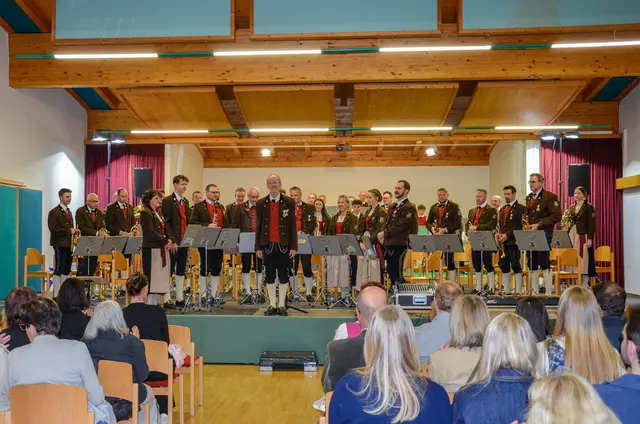 Die TMK Werfenweng unter der Leitung von Kapellmeister Peter Gschwandtner lud wieder zum alljährlichen Frühlingskonzert in den Gemeindefestsaal ein. | Foto: Maria Astner